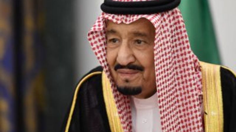 Öldü denilen Kral Selman, törende ortaya çıktı