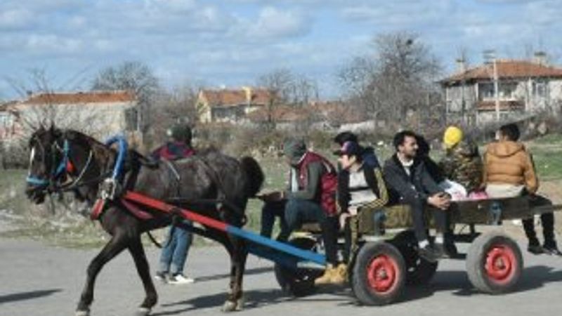 Mültecilerin at arabalarıyla market alışverişi