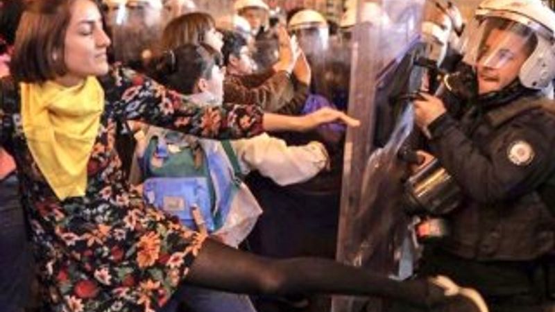 Taksim'de terörist posteri açıp polise saldırdılar