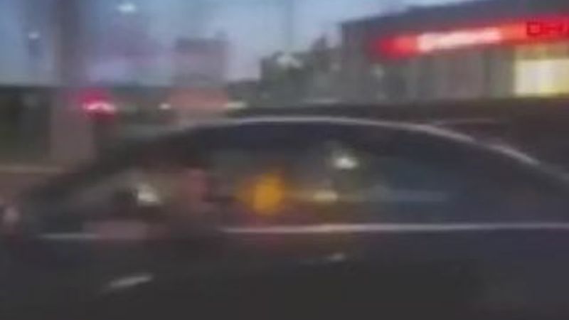 Kadın sürücüye hakaret ederken kaza yaptı