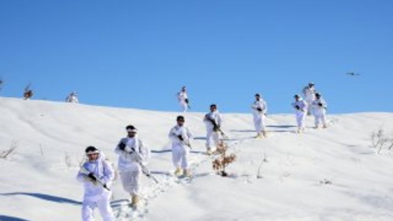 JÖH'lerden karlı tepelerde vatan nöbeti