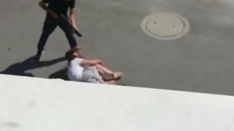 Çocuğunun gözü önünde vurulan anne, yardım istiyor