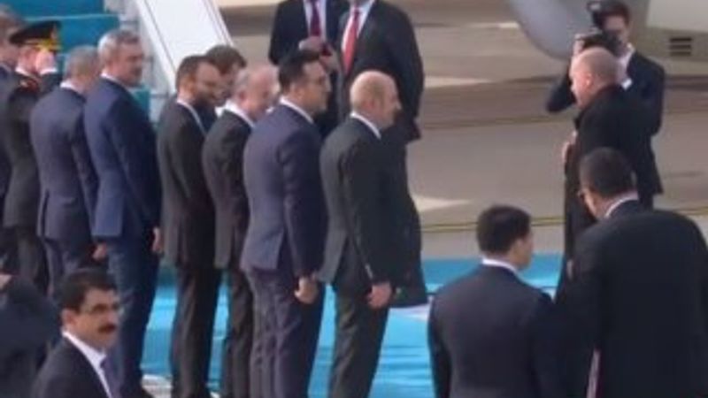 Cumhurbaşkanı Erdoğan, kimseyle tokalaşmadı