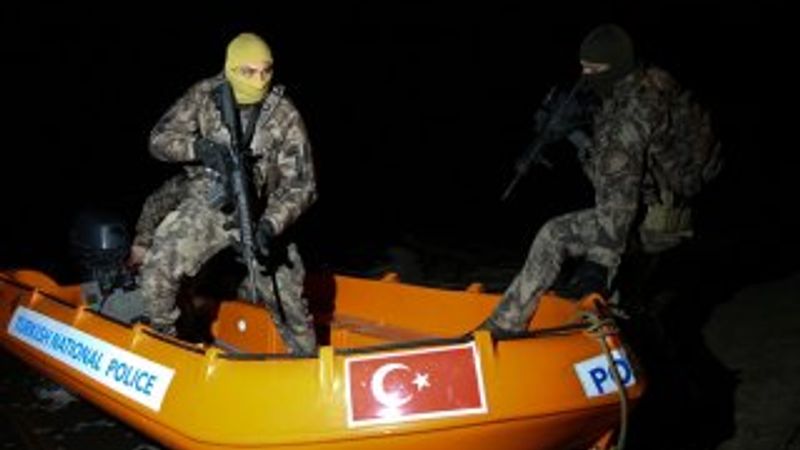 Özel Harekatçılar, Yunan sınırında gece gündüz devriyesini sürdürüyor