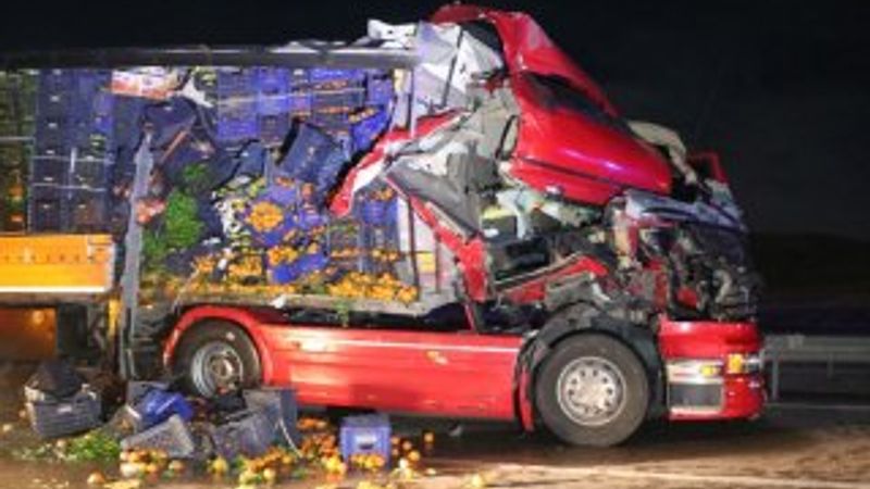 Hurdaya dönen tırdan sürücü sağ çıktı