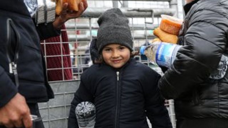 Türkiye'den sınırdaki sığınmacılara yardım eli