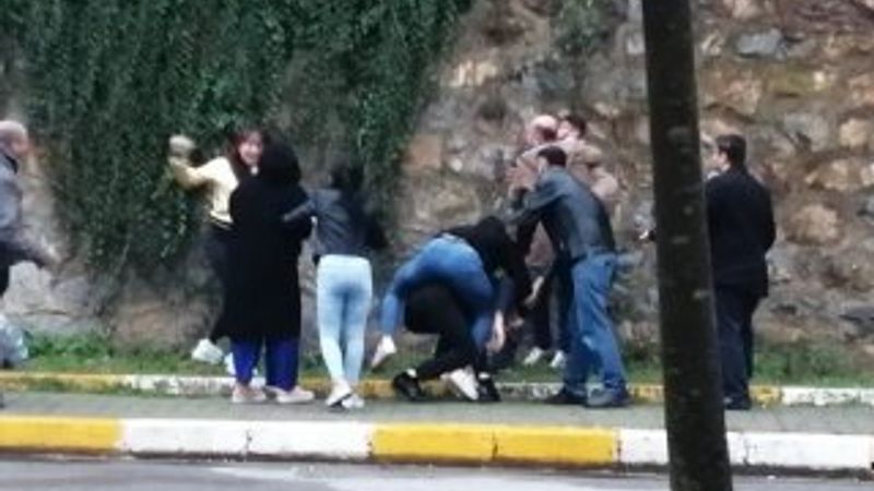 Pendik’te 3 kadın ve 2 erkek sokak ortasında kavga etti