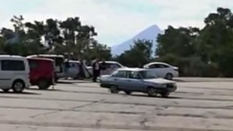 Drift yapan sürücüyü polis cep telefonuyla çekti