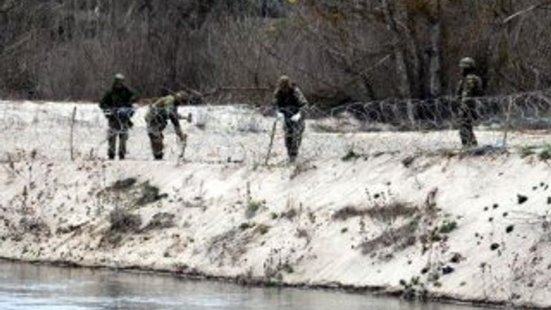 Yunanistan Meriç kıyısına dikenli ve jiletli tel çekiyor