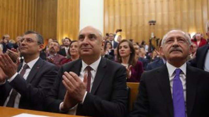 Kılıçdaroğlu, Engin Özkoç'u yanına oturttu