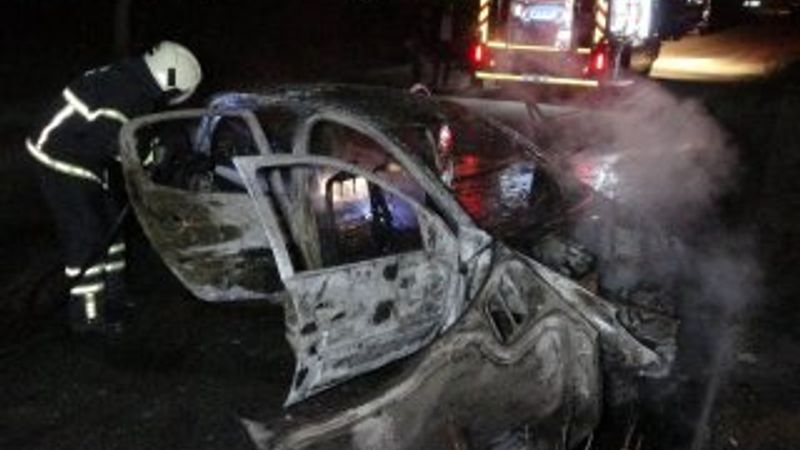 Polisten kaçan sürücünün otomobili, kaza yaparak yandı