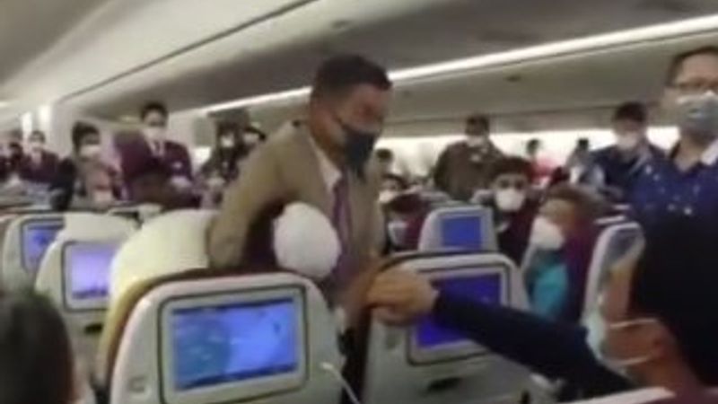 Uçakta hostese öksüren kadına sert müdahale