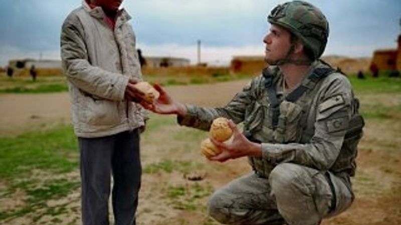 Mehmetçik ekmeğini Tel Abyadlılar ile paylaşıyor