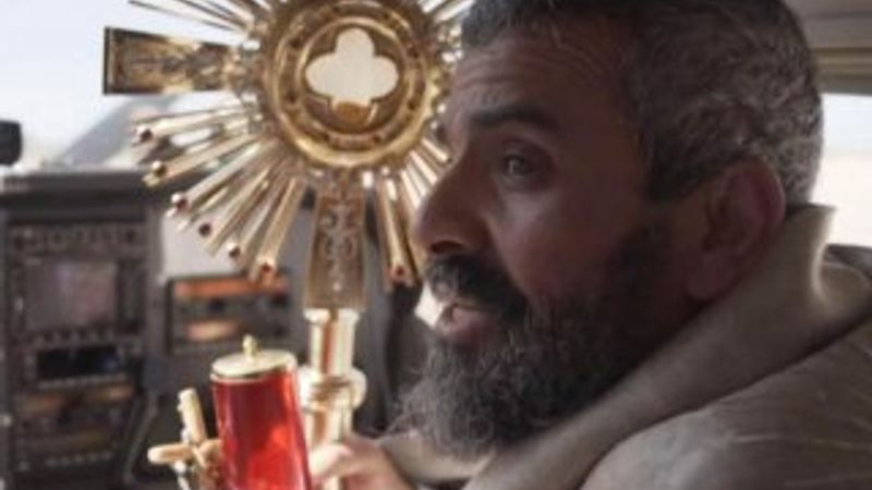 Papaz koronavirüse karşı göklere çıktı