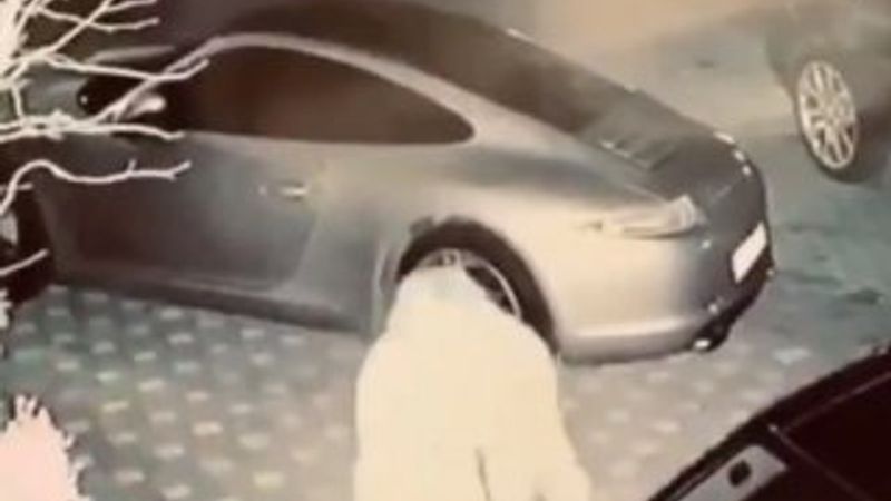 Ece Erken, arabaların aynalarını kırdı