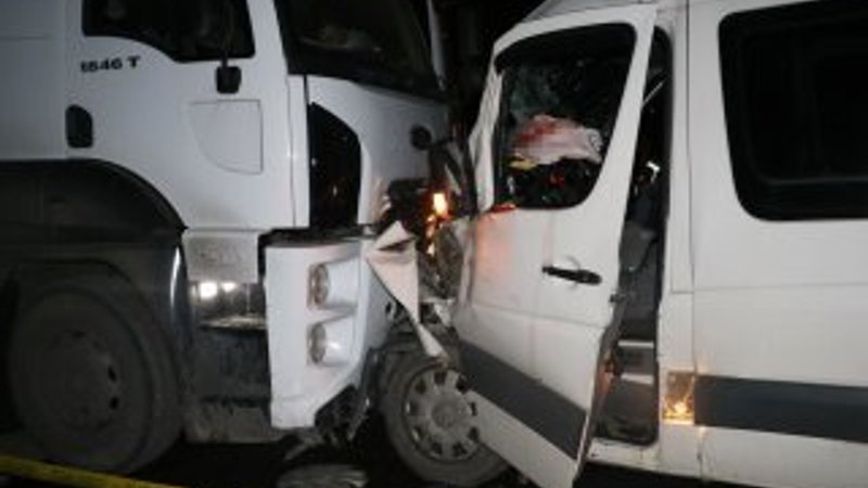 Zonguldak'ta tır ile okul servisi çarpıştı: 1 ölü