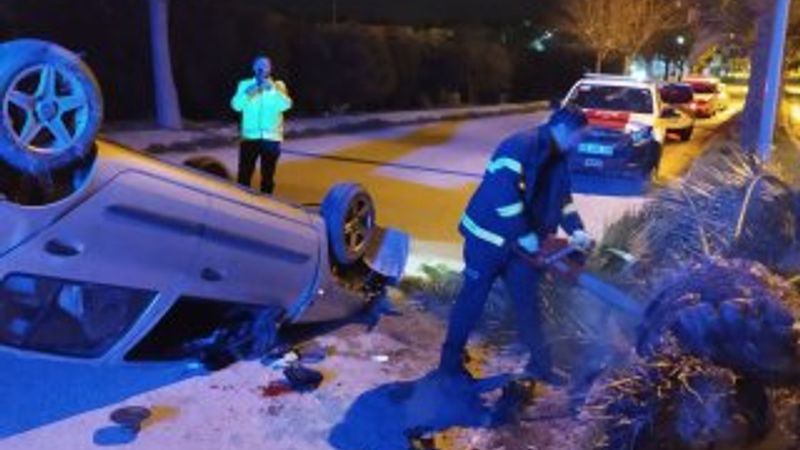 Balıkesir'de polisten kaçmak isteyen araç takla attı