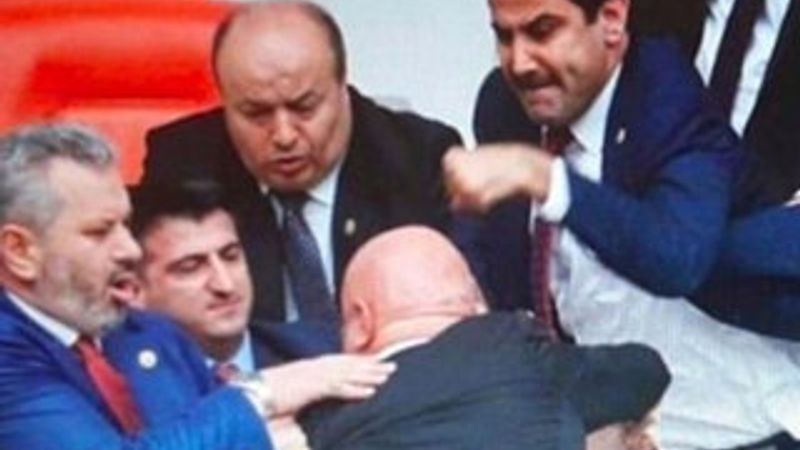 Engin Özkoç'a yumruk atan vekilin eli sargıda