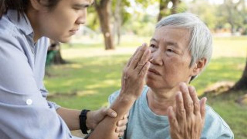 Yüzünüze dokunduğunuzda titreyen koronavirüs bilekliği