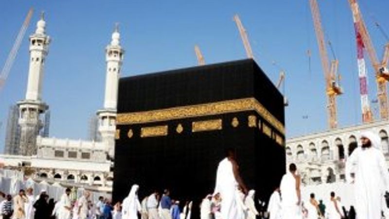 Kabe’de cuma namazı tavaf alanının dışında kılındı