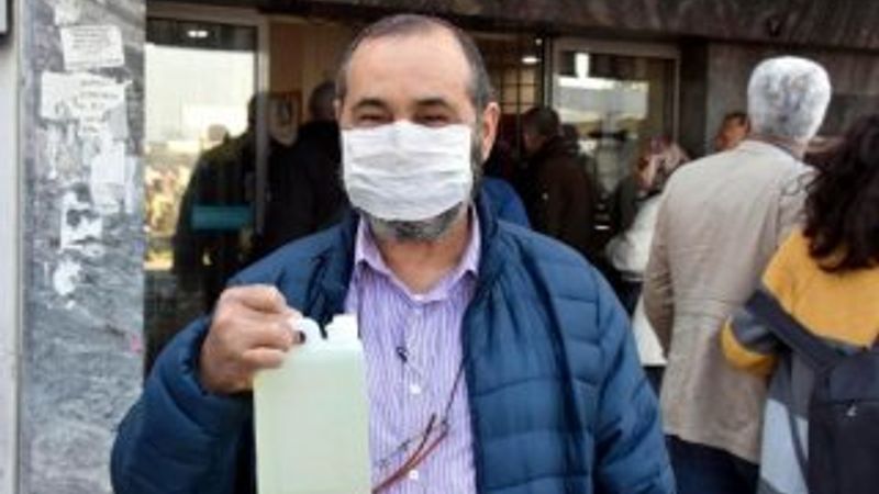 İzmir'de kolonya kuyruğu