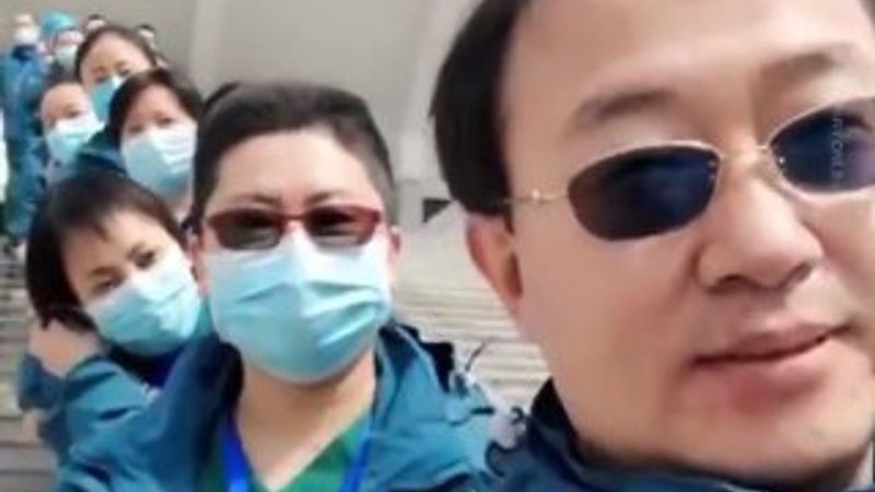 Çin'de doktorlar maskelerini çıkardı