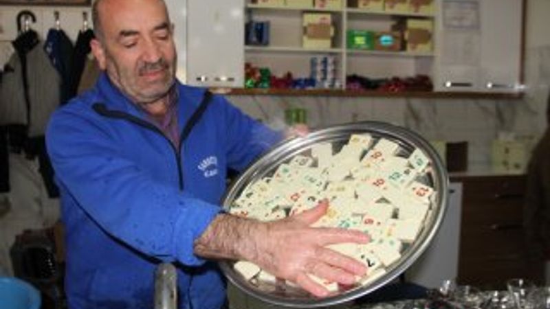 Kahvehanelerde okey taşları dezenfekte edildi