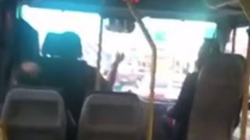 Koronavirüs salgını minibüste tartışıldı