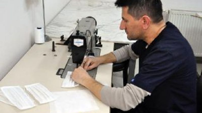 Devlet hastanesi, kendi cerrahi maskesini üretiyor