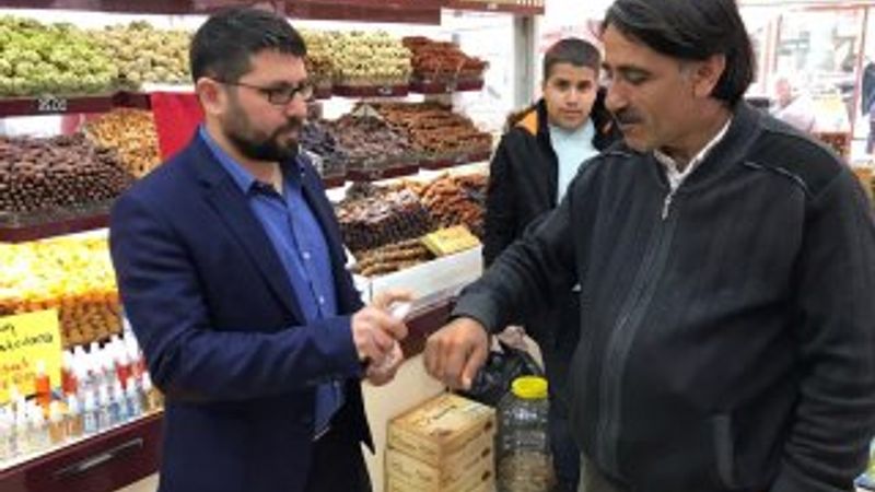 Alışveriş yapana bedava kolonya dağıtan esnaf