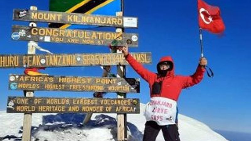 71 yaşında Afrika'nın zirvesine tırmandı