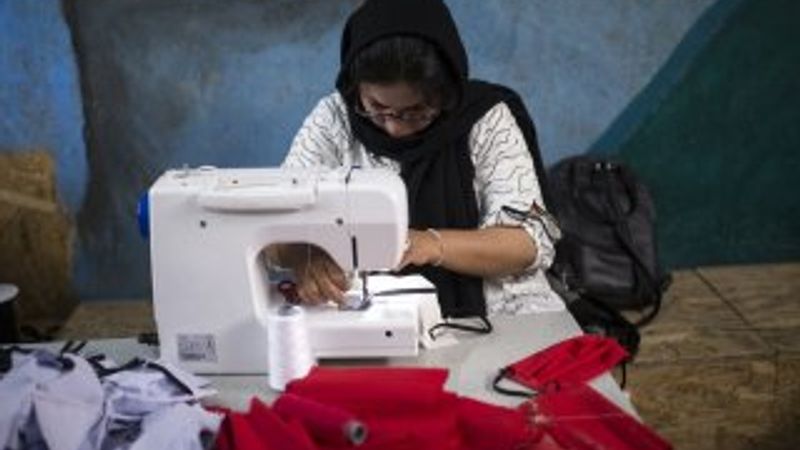 Midilli'de sığınmacılar maske üretiyor