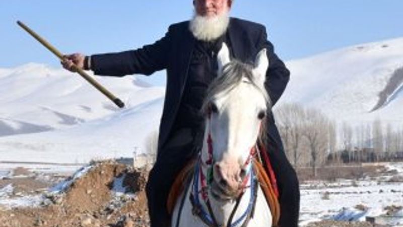 Ciritçi Baki dede, gençlere taş çıkartıyor