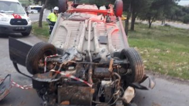 Balıkesir'de kayaya çarpan otomobil takla attı