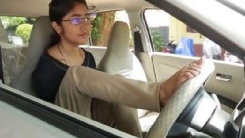 Hindistan'da ayaklarıyla araba kullanan kadın