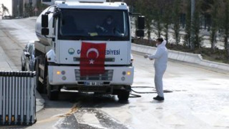 Karantina alanına giren araçlar dezenfekte ediliyor