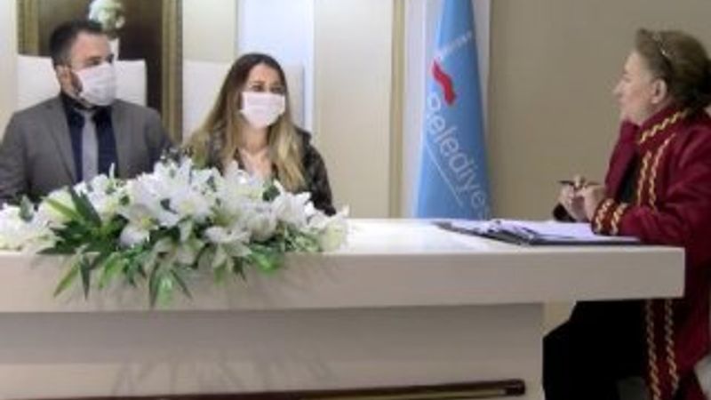 Maskeyle ve davetsiz nikah kıyan çiftler memnun kaldı