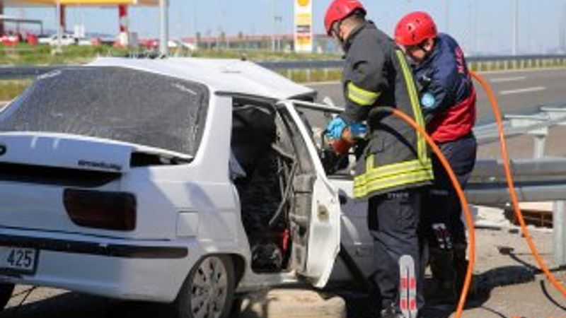 Manisa'da otomobil bariyerlere çarptı: 3 ölü