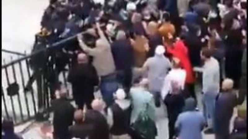 Karantinadaki umreciler polis barikatını yarmaya çalıştı