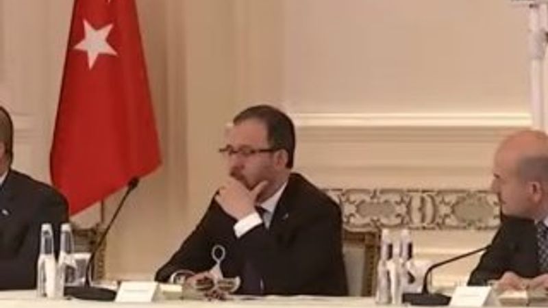 Korona toplantısında mesafeler korundu