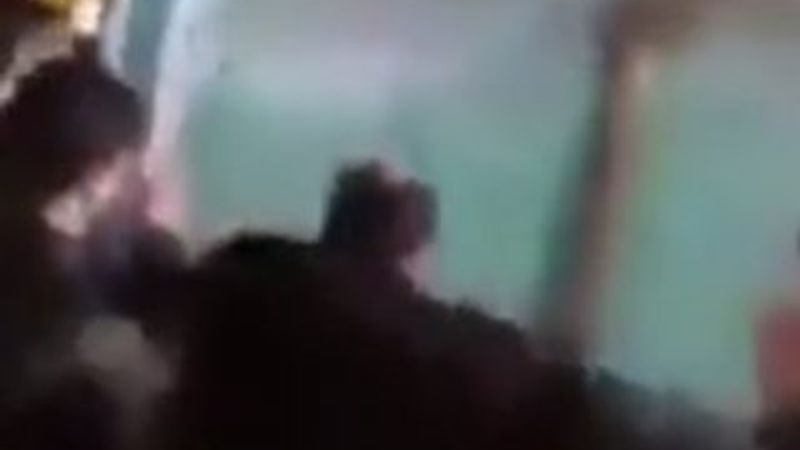 İran'da halk türbelere girmek için savaş veriyor