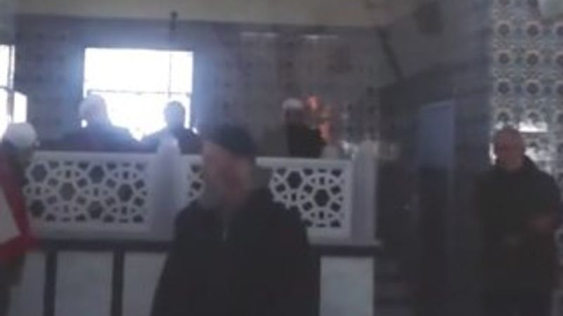 Koronavirüs önlemini dinlemeyen cemaat, camide arbede çıkardı