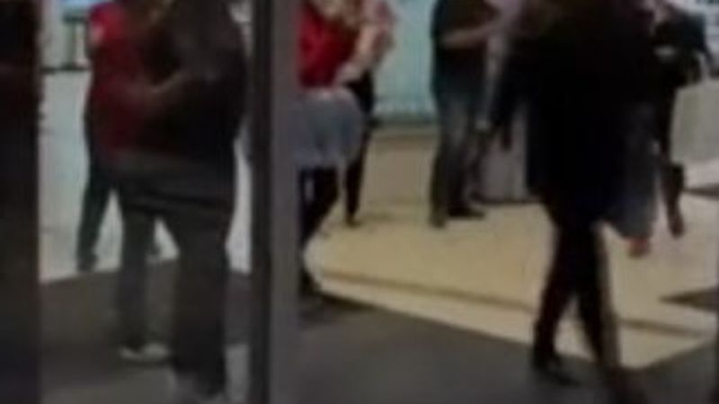 AVM çalışanları, evlerine gitmeyen müşterilere sitem etti