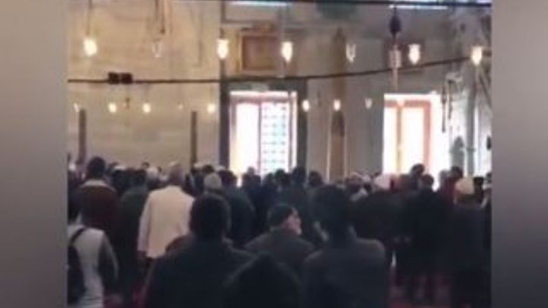 Camide imam ve cemaat tartıştı