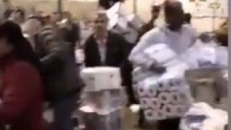 Londra’da tuvalet kağıdı savaşını görüntüleyen Türk