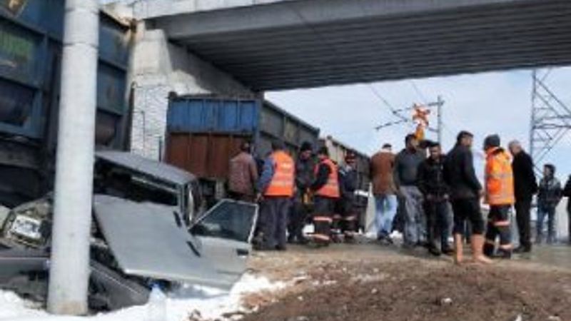 Kayseri'de yük treni otomobile çarptı: 2 ağır yaralı