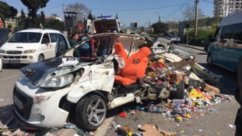 İzmir'de hafif ticari araç belediye otobüsüne çarptı