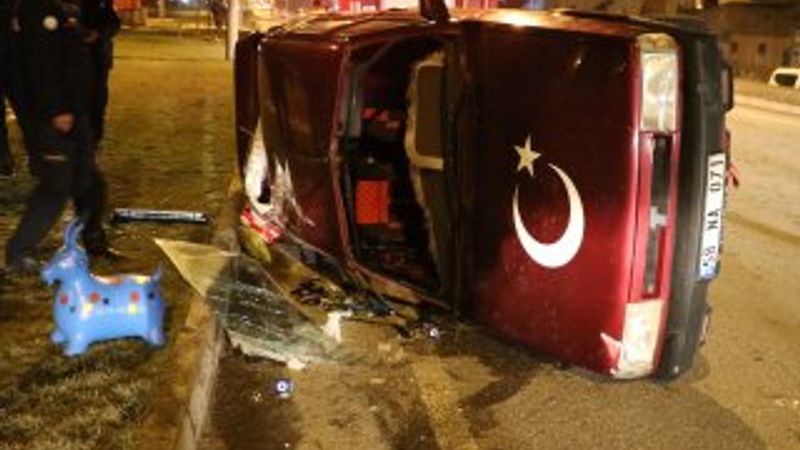 Sivas'ta tıra çarpan otomobil yan yattı: 5 yaralı