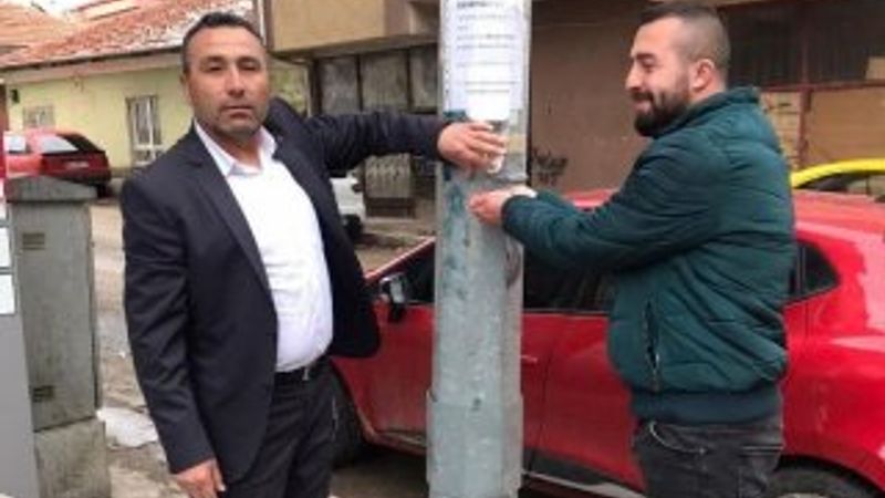 Muhtar, koronavirüse karşı direklere kolonya astı