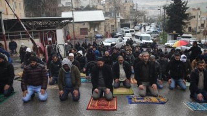 İsrail polisinden Filistinlilerin Mescid-i Aksa'ya ulaşımına engel